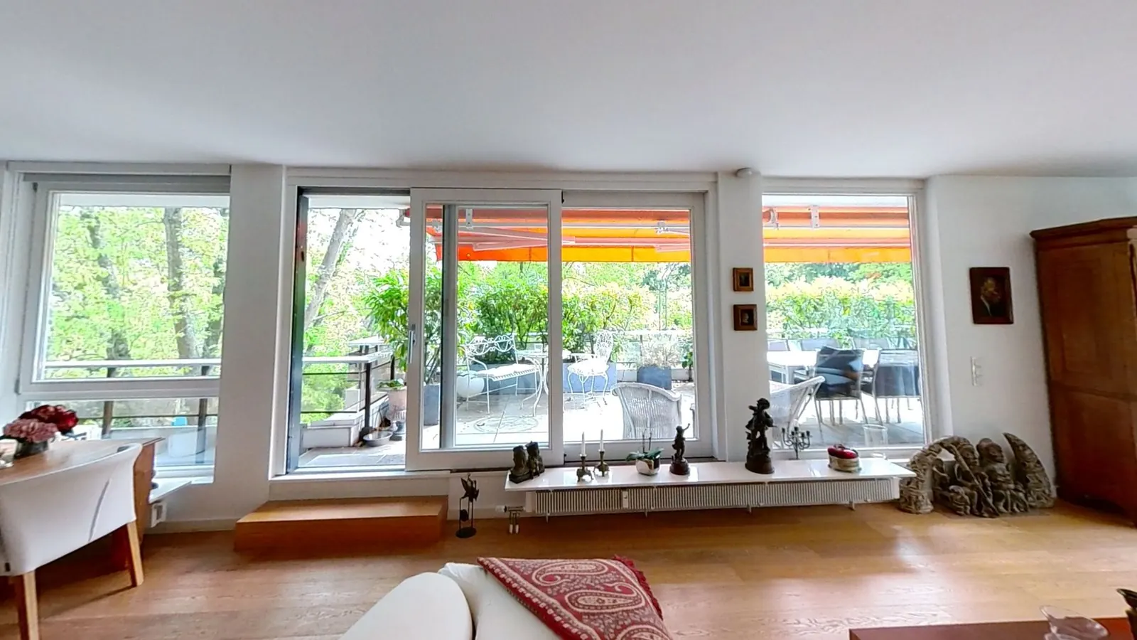 Blick in die Wohnung: Wohnraum mit Fensterfront zur Terrasse